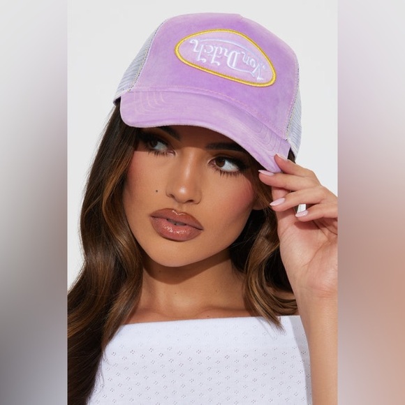 AUTHENTIC Von Dutch Purple/Lavender Velvet Trucker Hat ~ NEW with Hologram - Picture 1 of 10